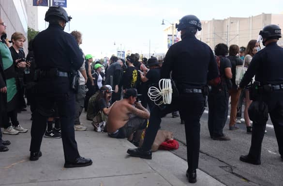 ملايين المتظاهرين "ضد ترامب".. ماذا يجري في الولايات المتحدة؟