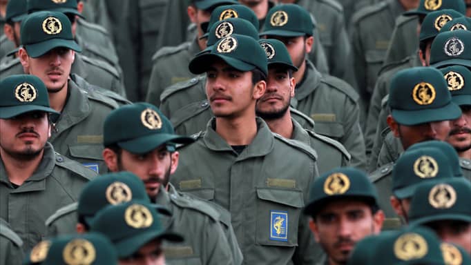 الحرس الثوري يناور في 400 كيلومتر مربع