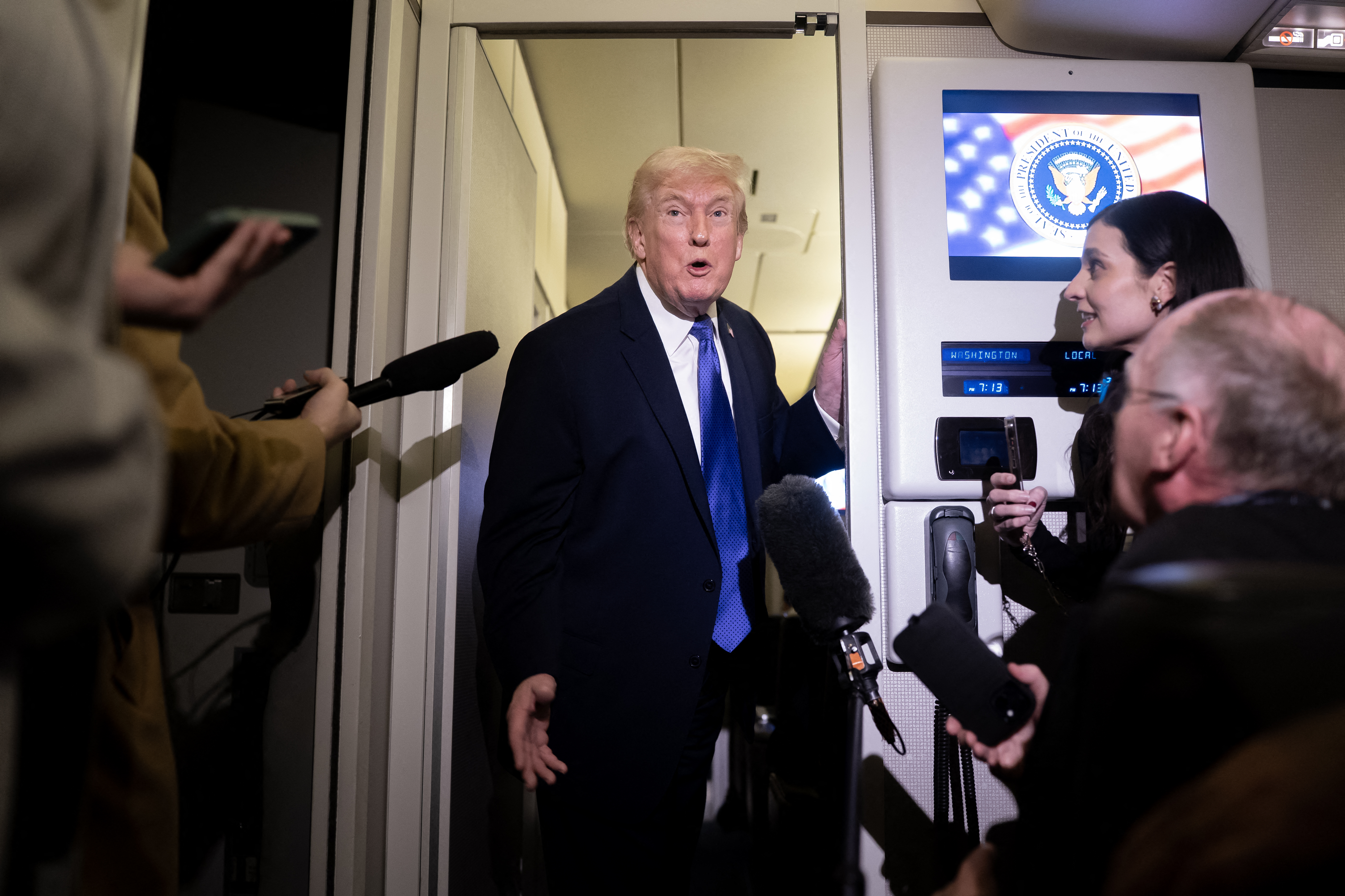 الفرصة الأخيرة؟.. ترامب يهدد طهران قبل ساعات من المفاوضات