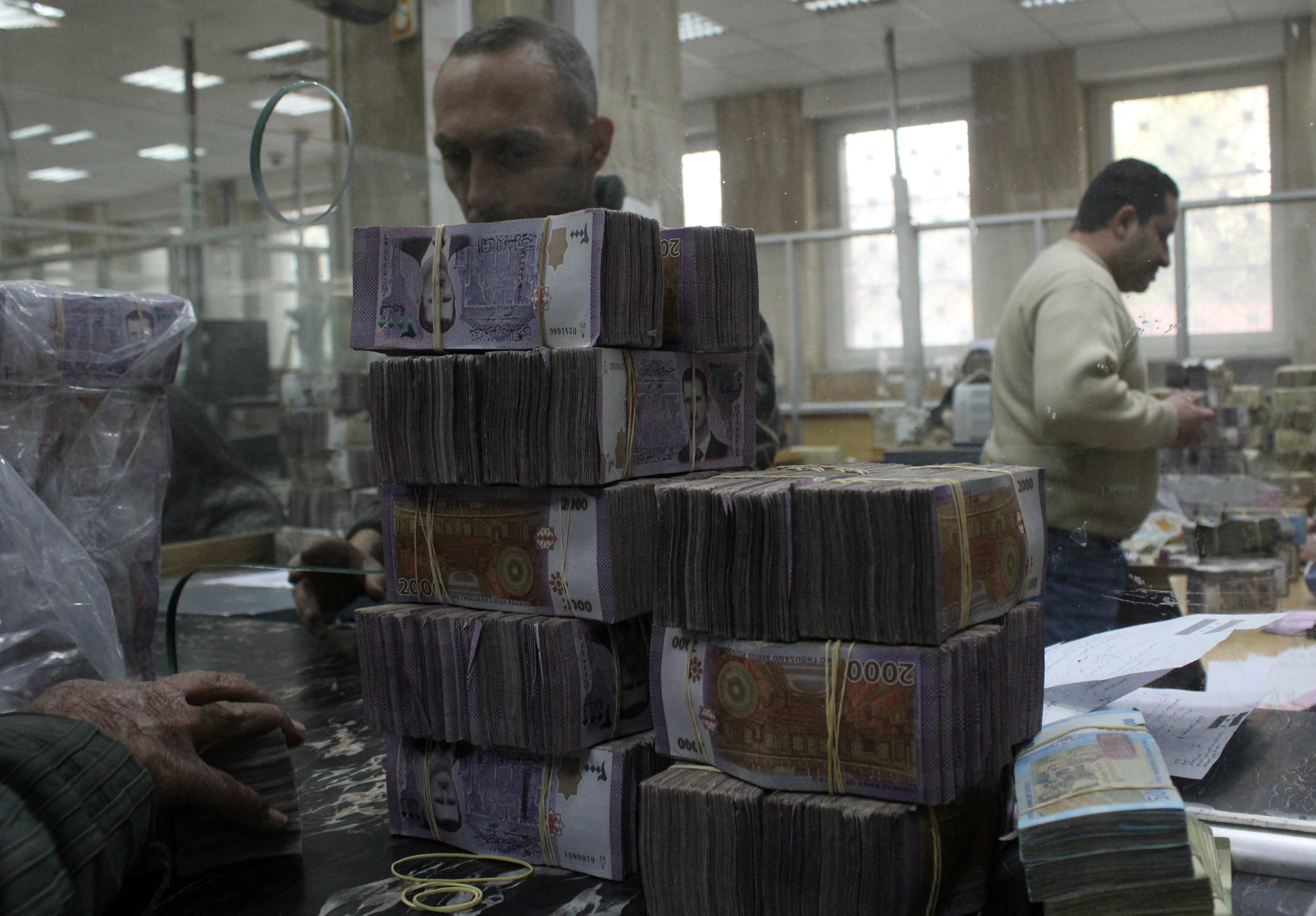 دولار على الرصيف.. صرافو سوريا يتنفسون "الحرية" بطريقتهم