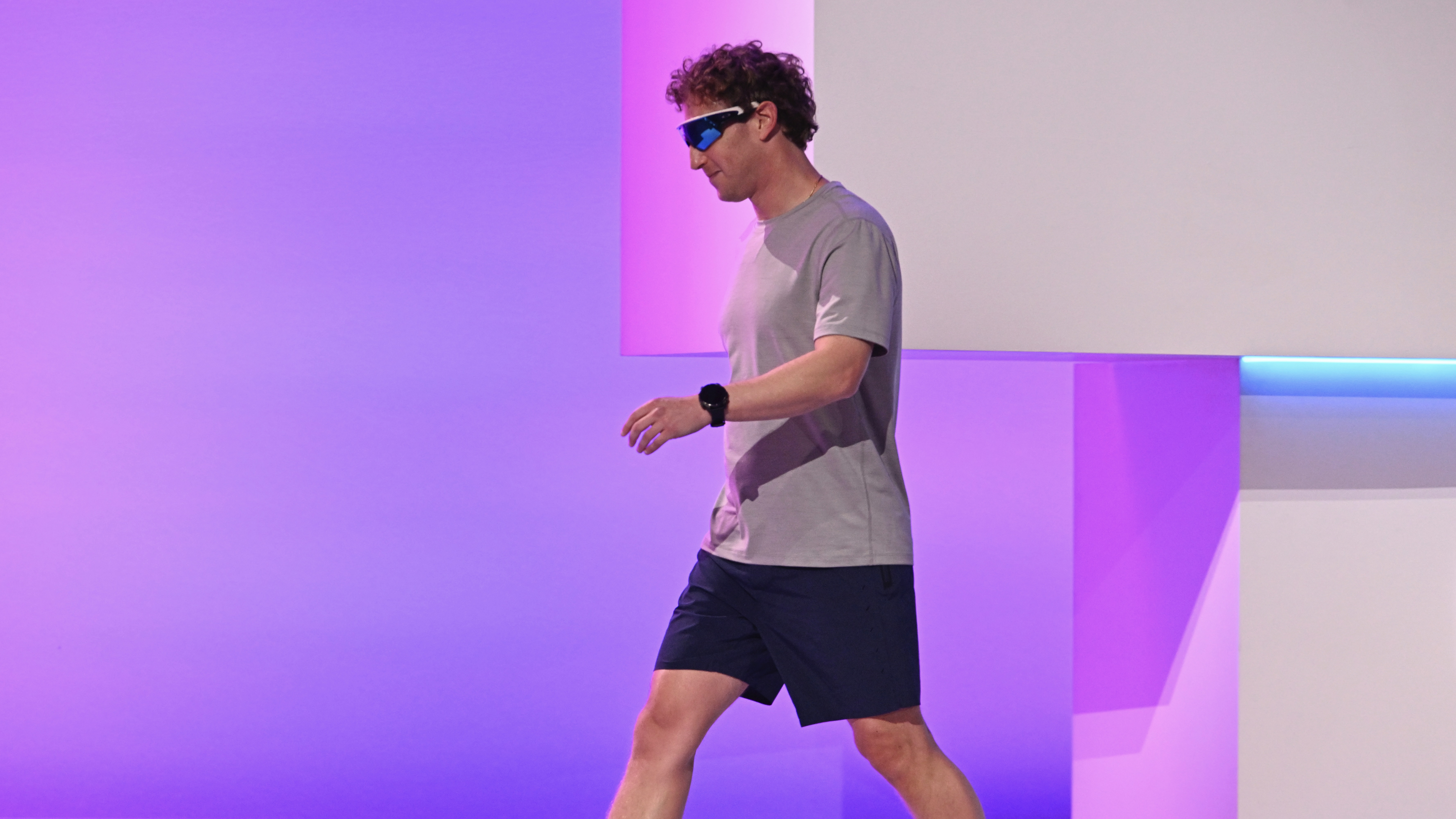 زوكربيرغ VS أوروبا.. صراع لإتاحة جيمناي وكلود داخل "واتساب"