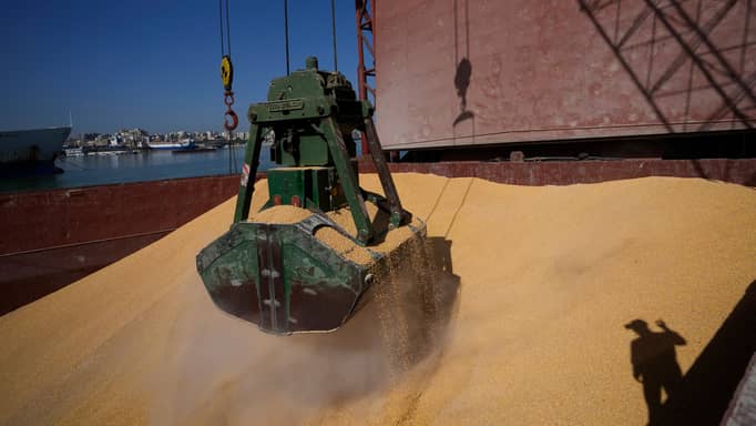 "بحر آزوف يشتعل".. مسيّرة تُغرق سفينة قمح روسية