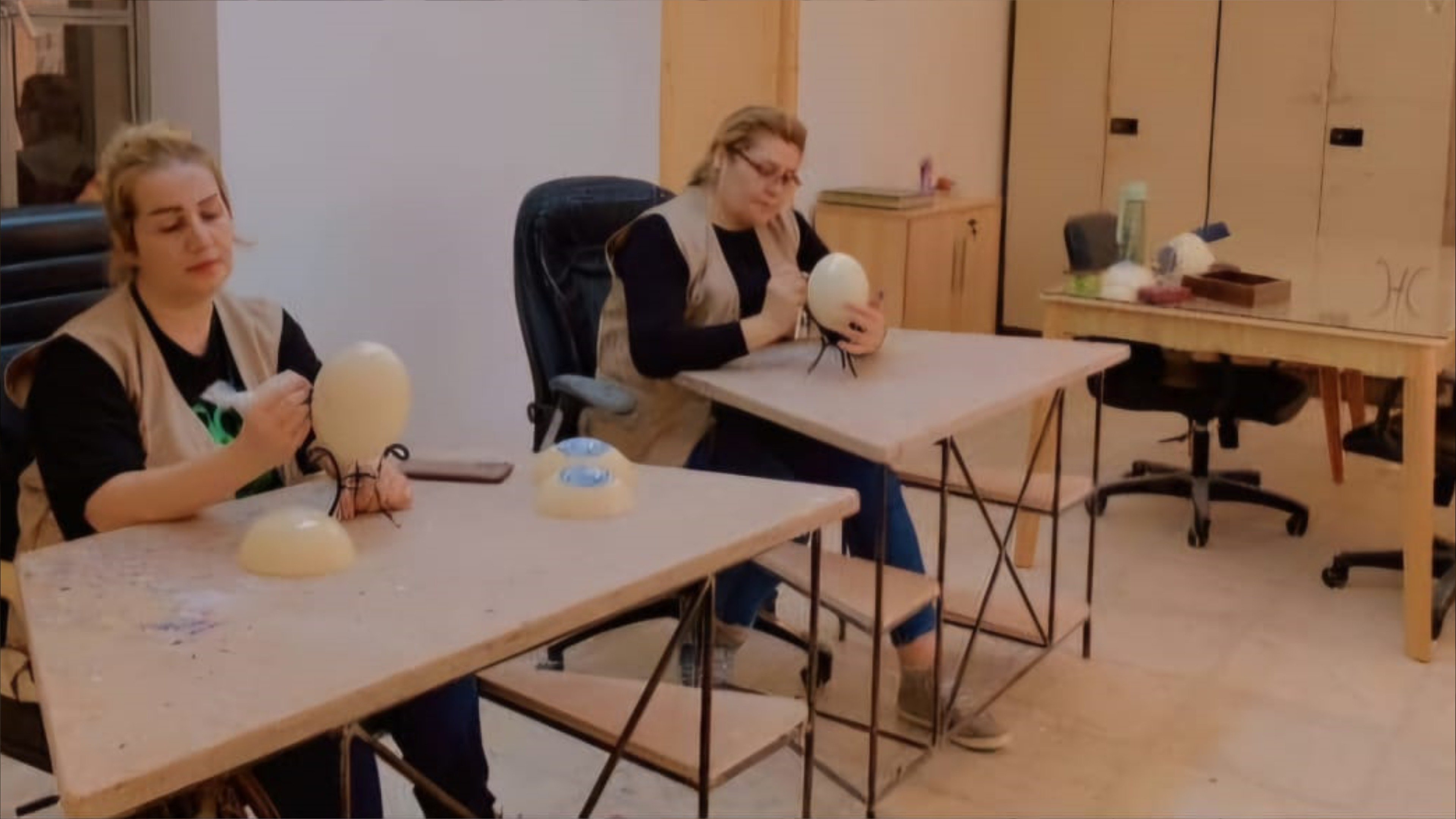 الرسم على بيض النعام.. مشروع أردني لدعم الطبيعة والمرأة