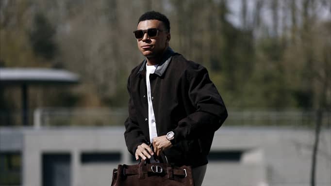 مبابي يعلن تعافيه بنسبة 100%