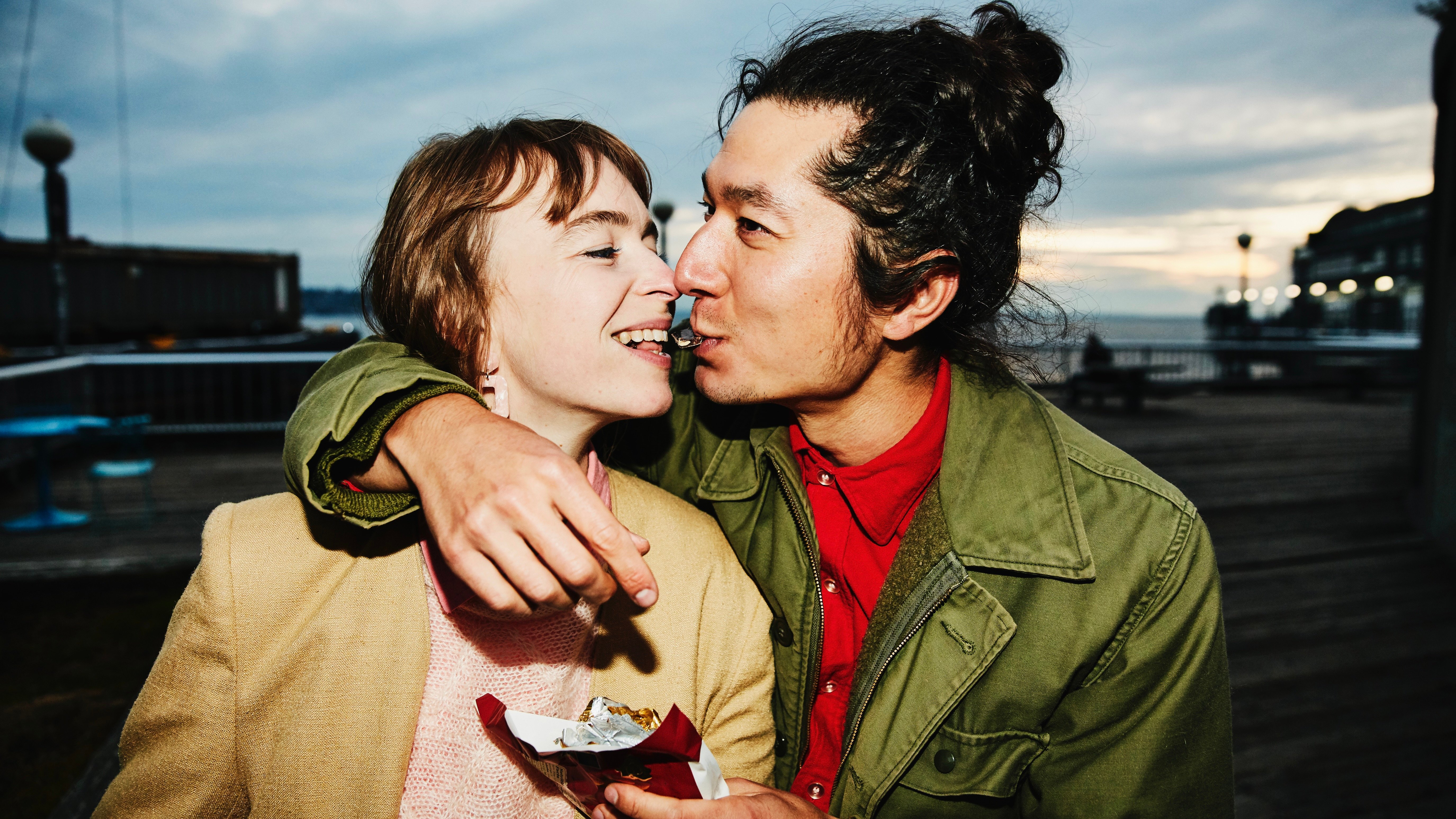 هل الشوكولاتة سر سعادة زوجك؟