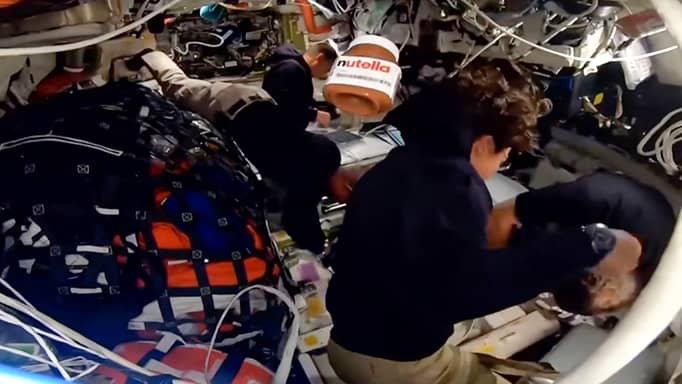 علبة شوكولاتة تسبح بجوار القمر.. ماذا تفعل "نوتيلا" في الفضاء؟