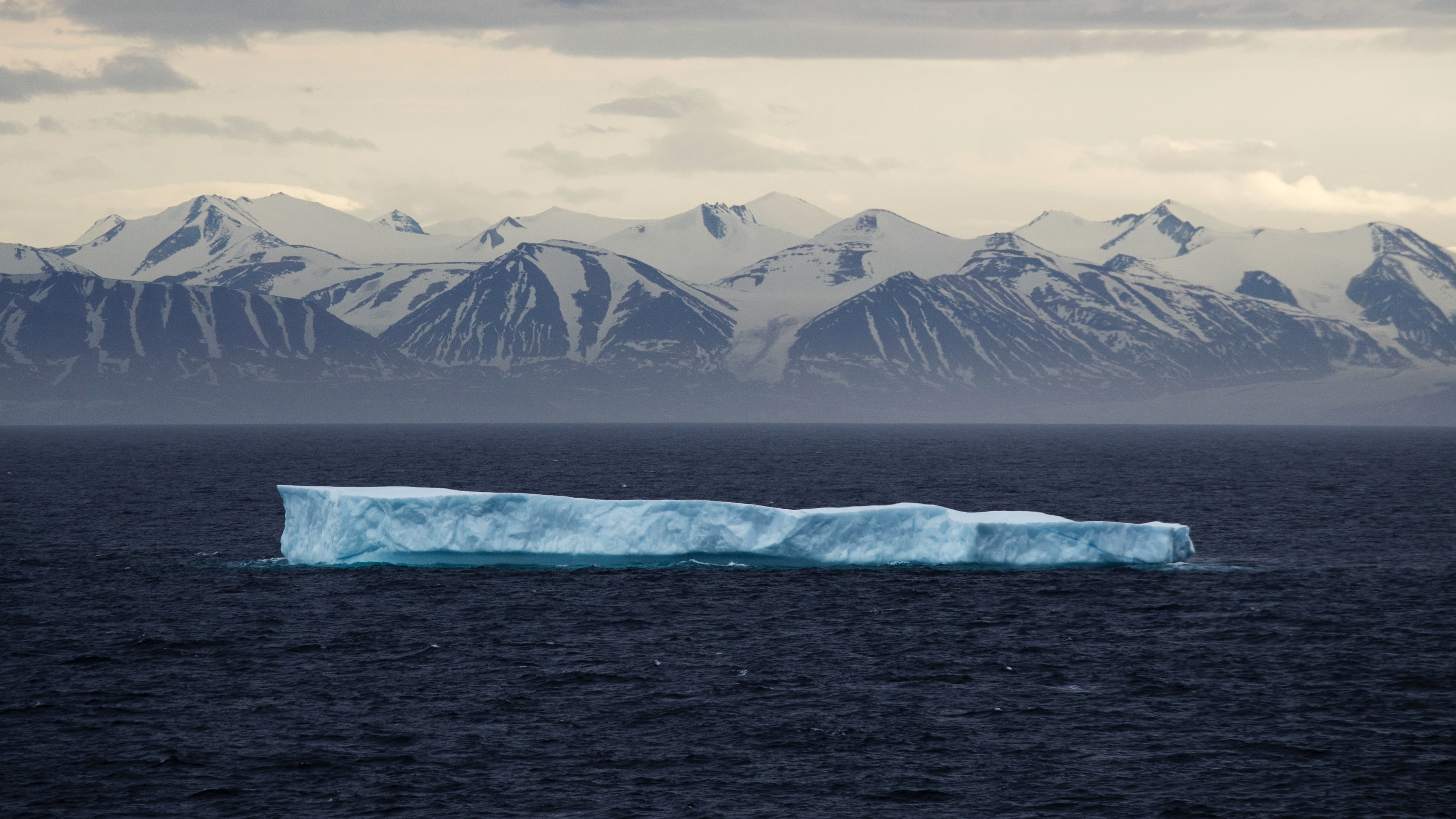 "نصف نهر جليدي" يختفي في شهرين