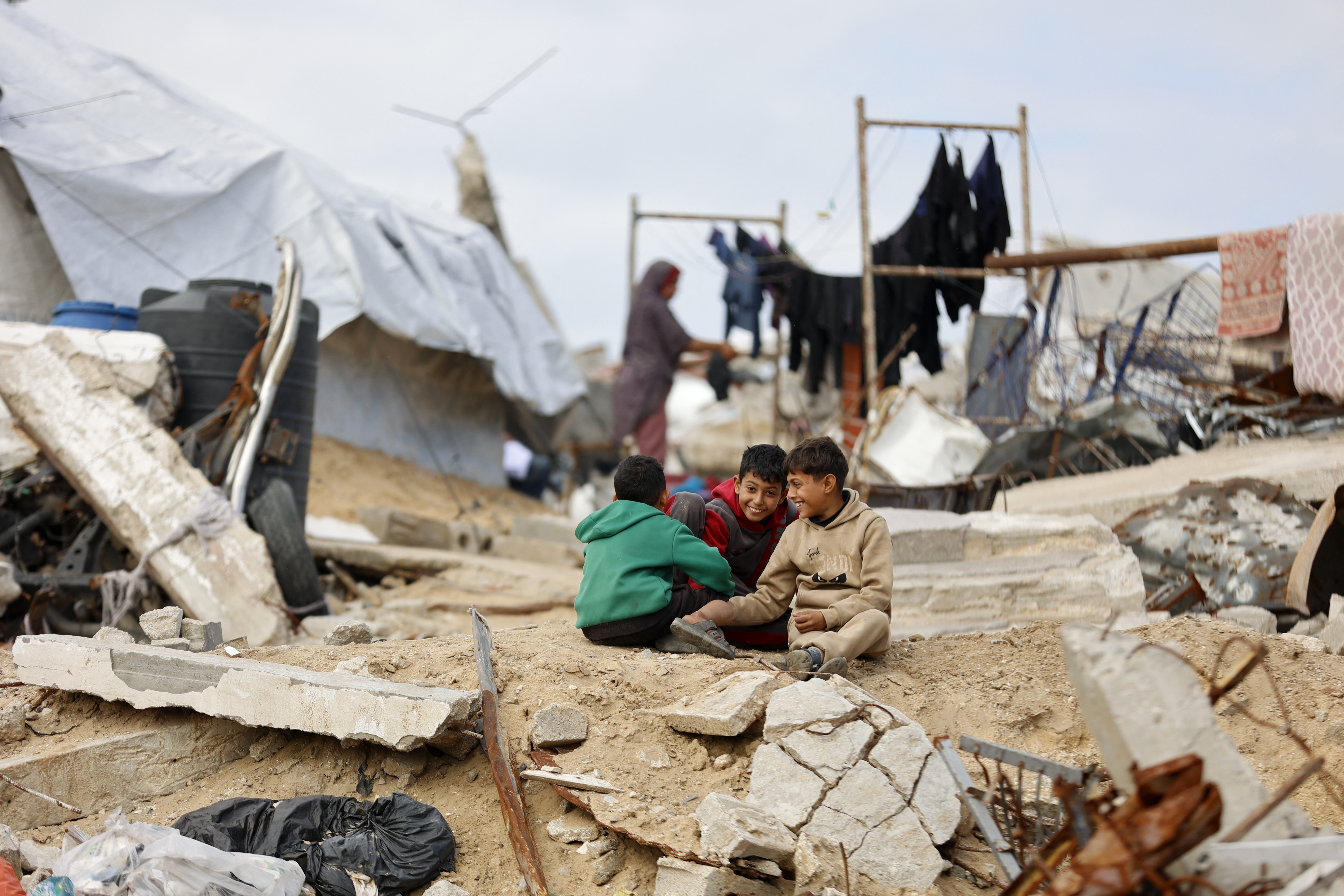 رغم خطط التنمية في دافوس.. غزة تتدفأ من مكبّات النفايات