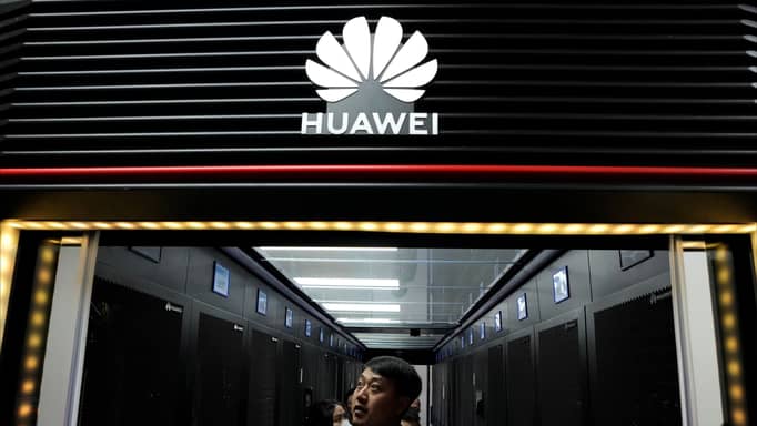 هواوي تسخر من "تكنولوجيا هواتف الغرب"