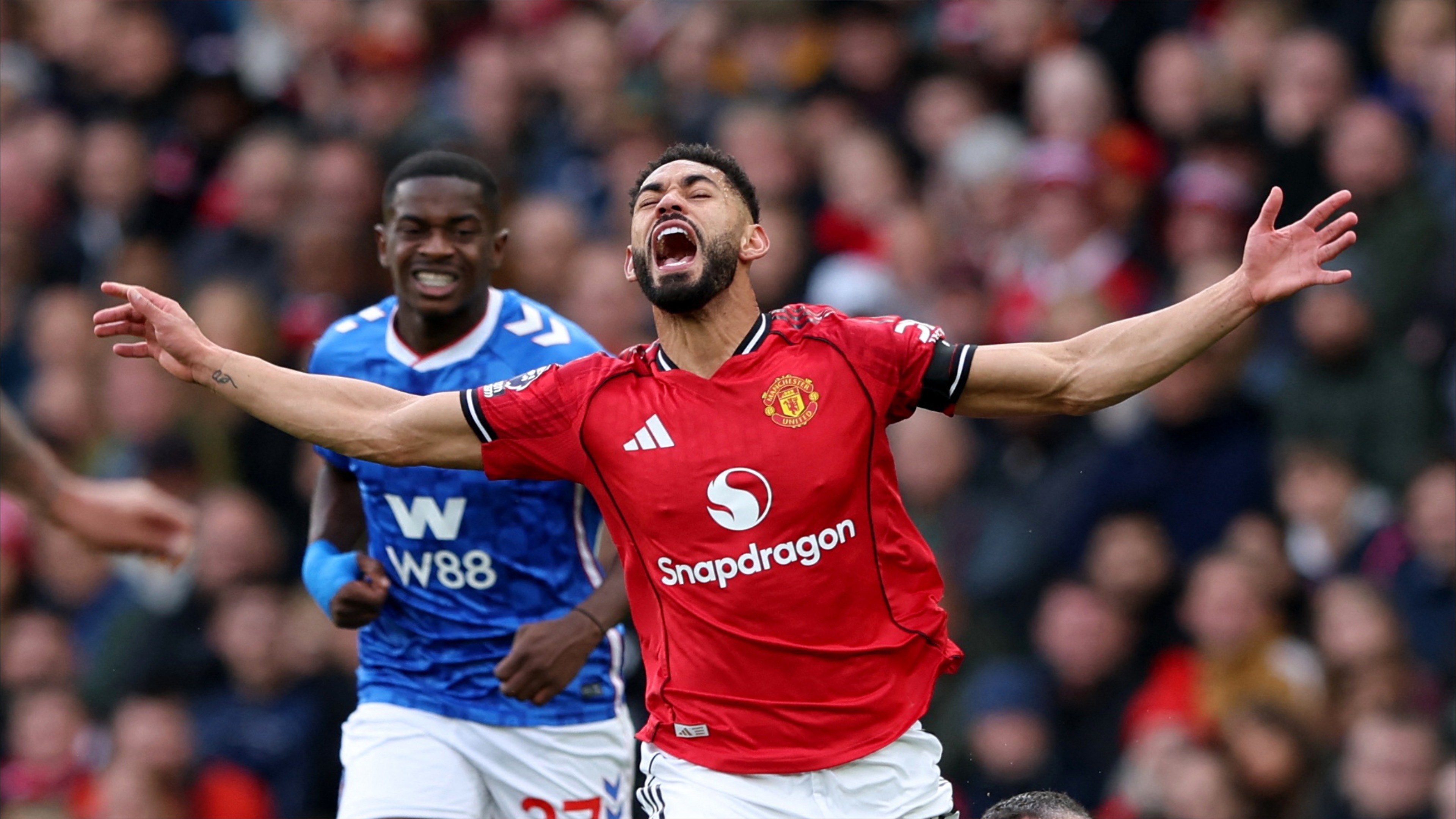 "كلاب الحرب" سر عودة مانشستر يونايتد