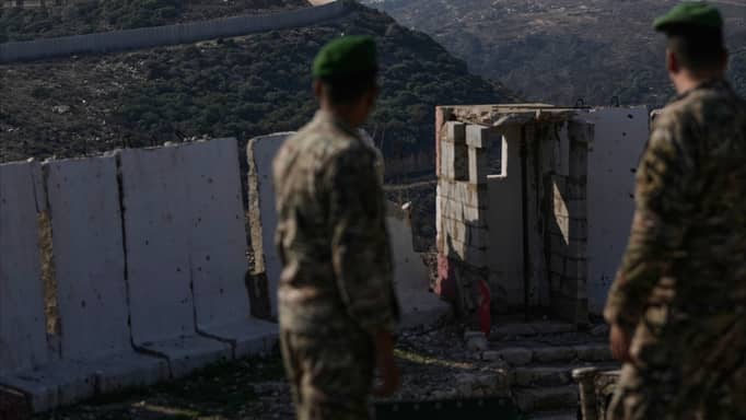 أول استهداف مباشر.. إسرائيل تقصف حاجزا للجيش اللبناني