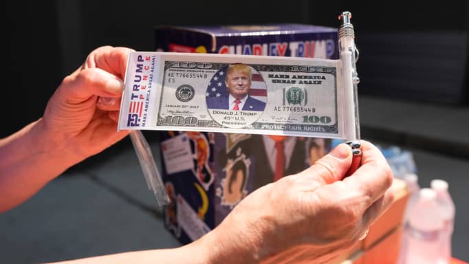 الدولار يستعيد عافيته أمام اليورو والإسترليني ويهبط أمام اليوان