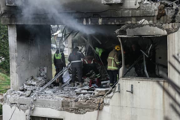 إسرائيل توسع نارها في لبنان.. المدنيون والإسعاف والجسور تحت القصف