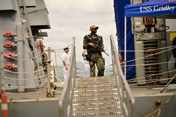 صور حطام وتفتيش في إيلام.. هل تبحث واشنطن عن طياريها؟