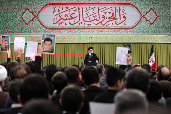 اختبار قوة بين ترامب وخامنئي.. وأسهم المفاوضات ترتفع؟