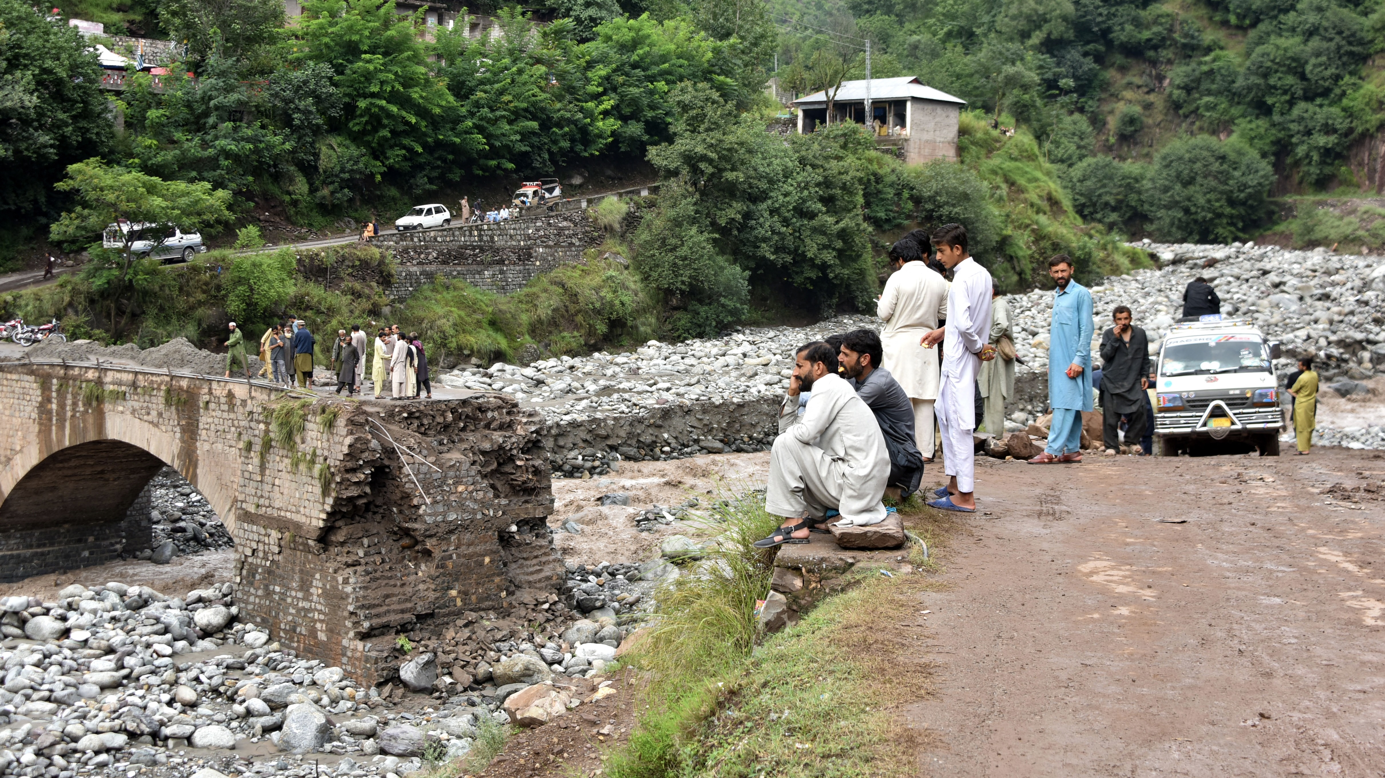 320 قتيلا بفيضانات باكستان وعمليات البحث مستمرة