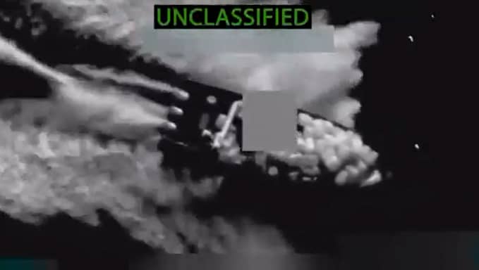 طائرة عسكرية بلباس مدني.. هجوم أميركي يفتح باب "جريمة الحرب"