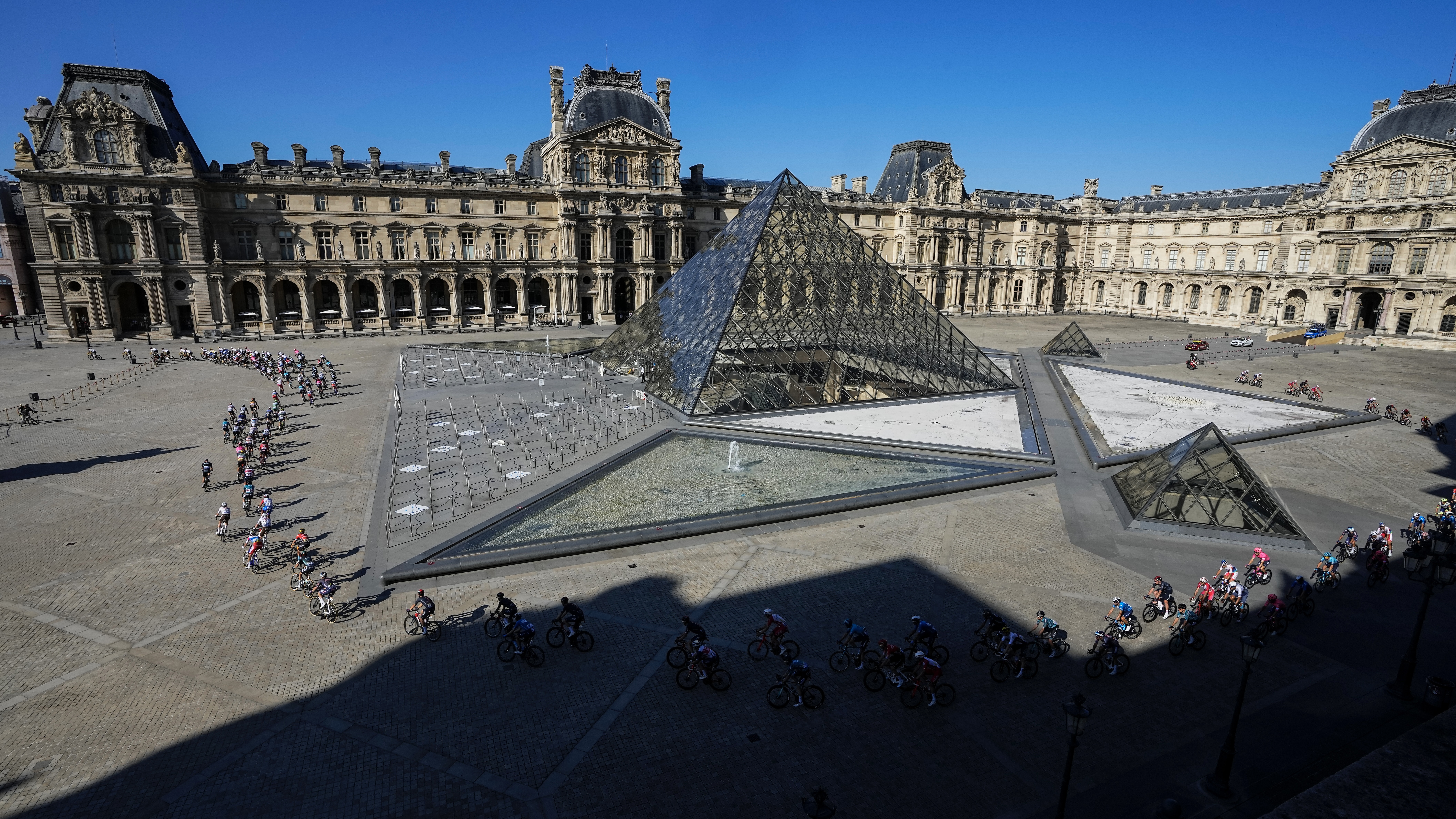 من إنستغرام إلى جوار الموناليزا.. اللوفر يعرض أول فيديو في تاريخه