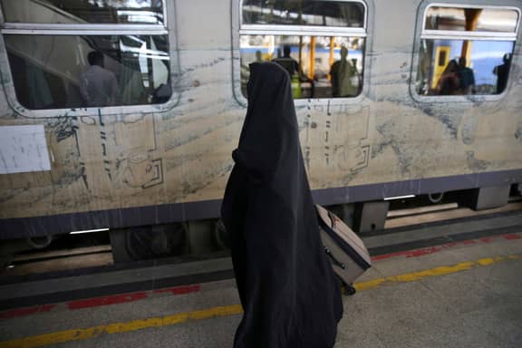 هل بدأ "جحيم ترامب"؟ إيران توقف القطارات