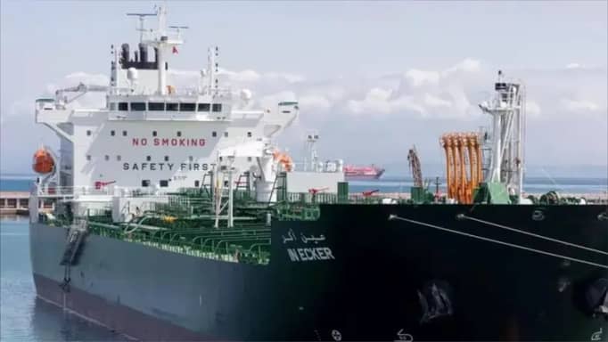 ناقلة الوقود الجزائري تصل ميناء لبنان