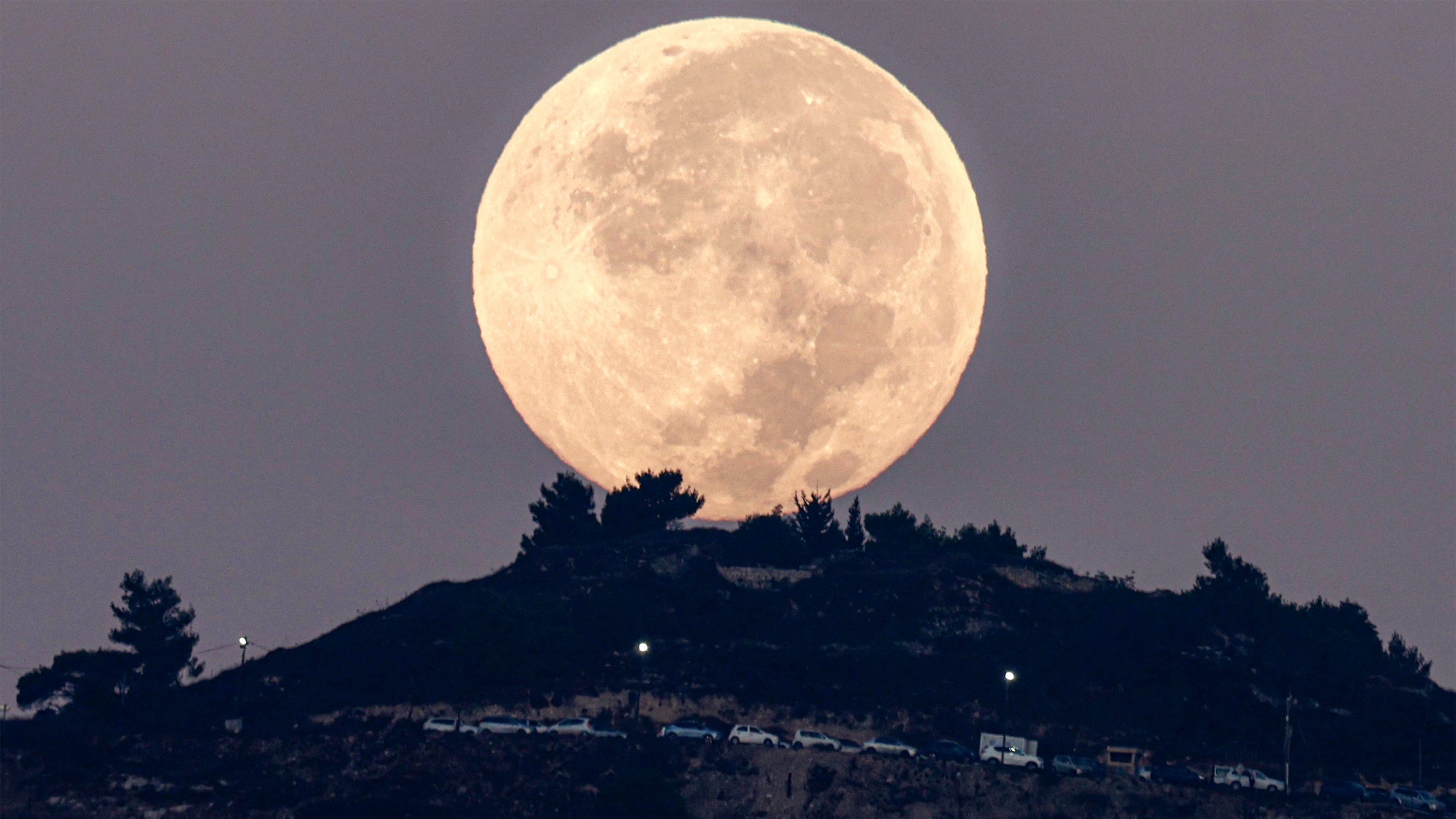 ماسك يؤجّل "حلم المريخ": الأولوية للقمر