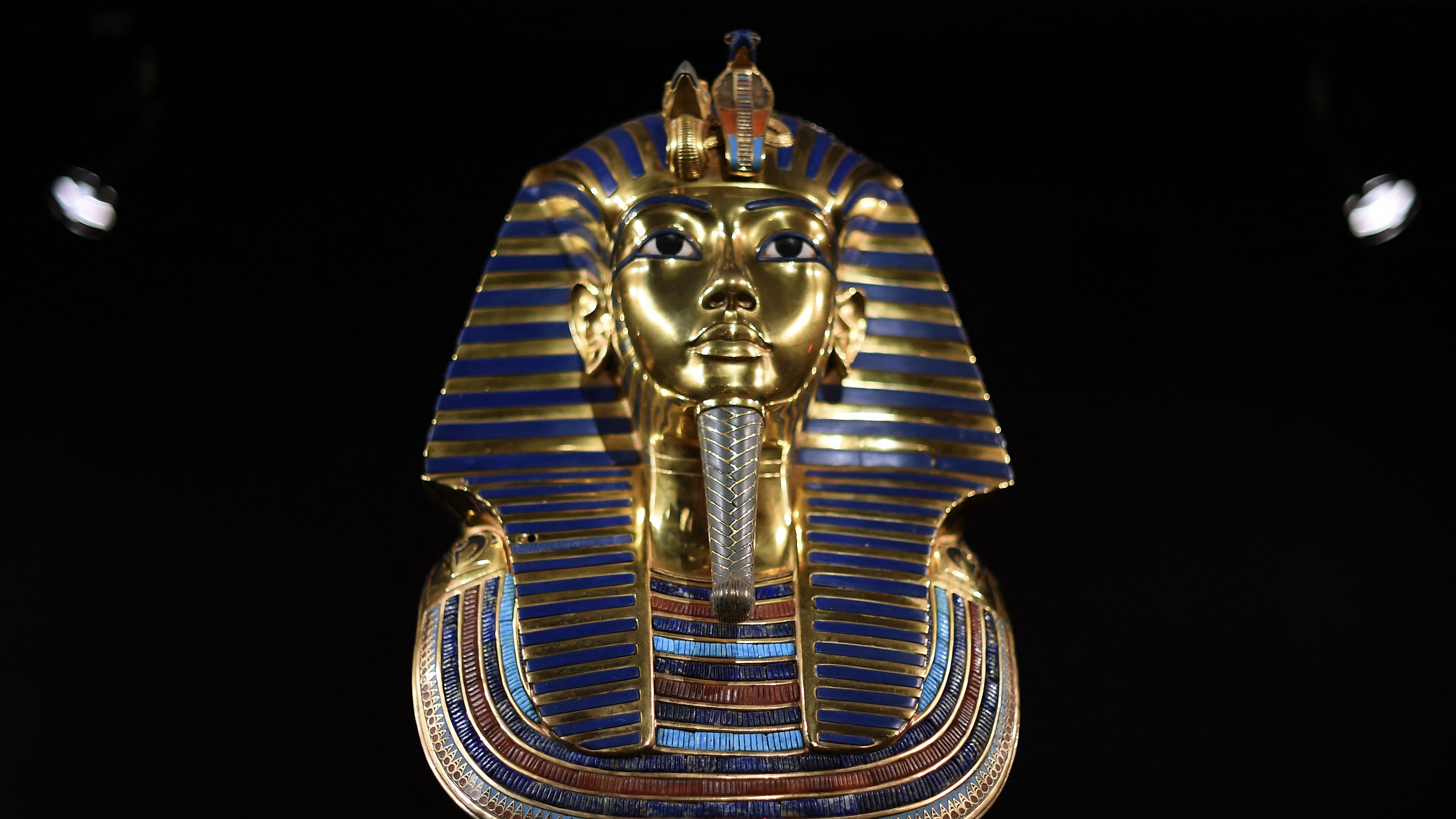 "الفرعون الذهبي" يستقر على عرشه في المتحف المصري الكبير