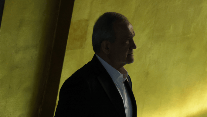 بيزشكيان يعتذر للدول المجاورة ويمنع استهدافها.. هل يتحدث باسم الحرس؟