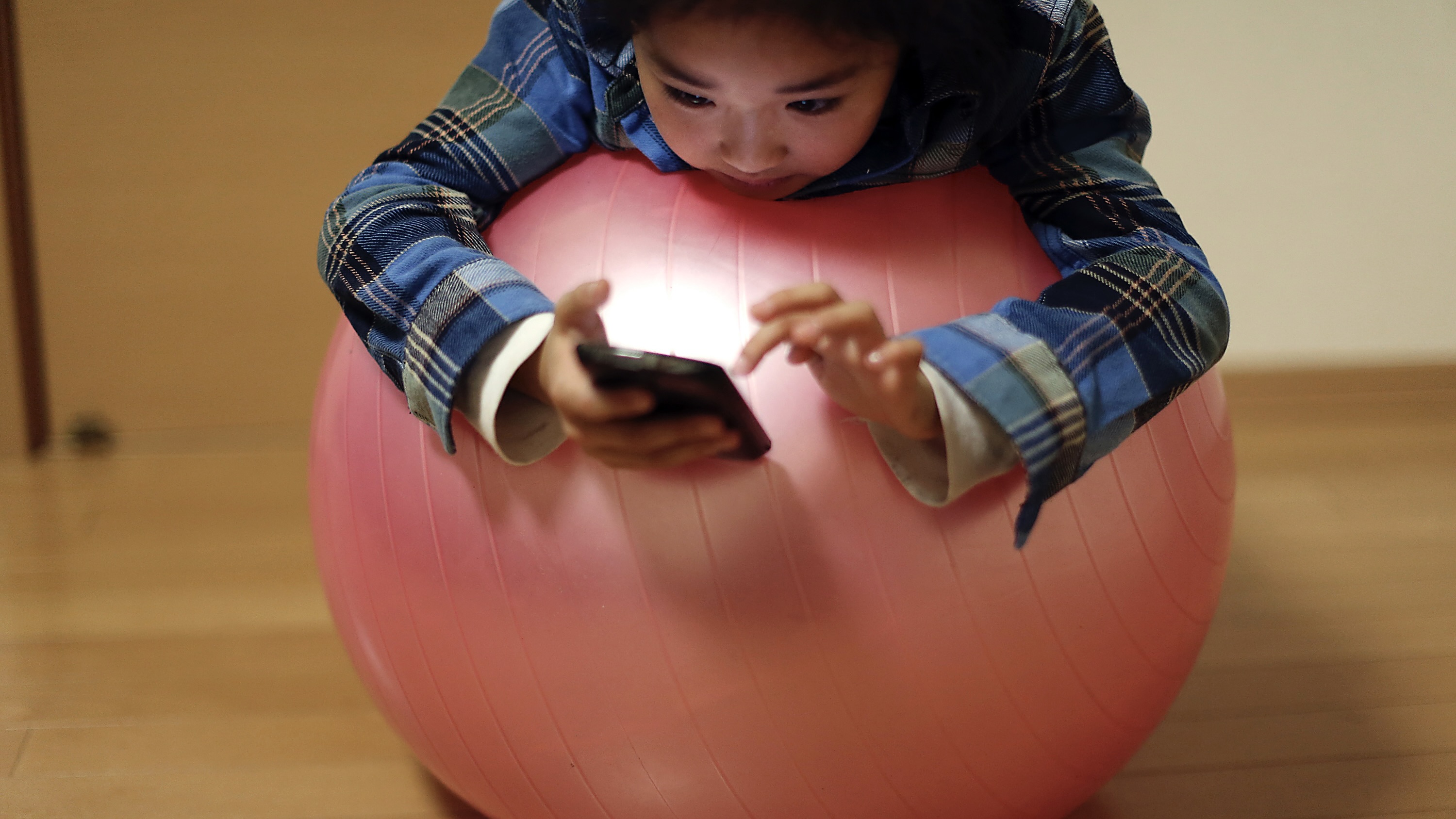 حرب المنصّات.. دولة جديدة تحظر "السوشيال ميديا" على الأطفال