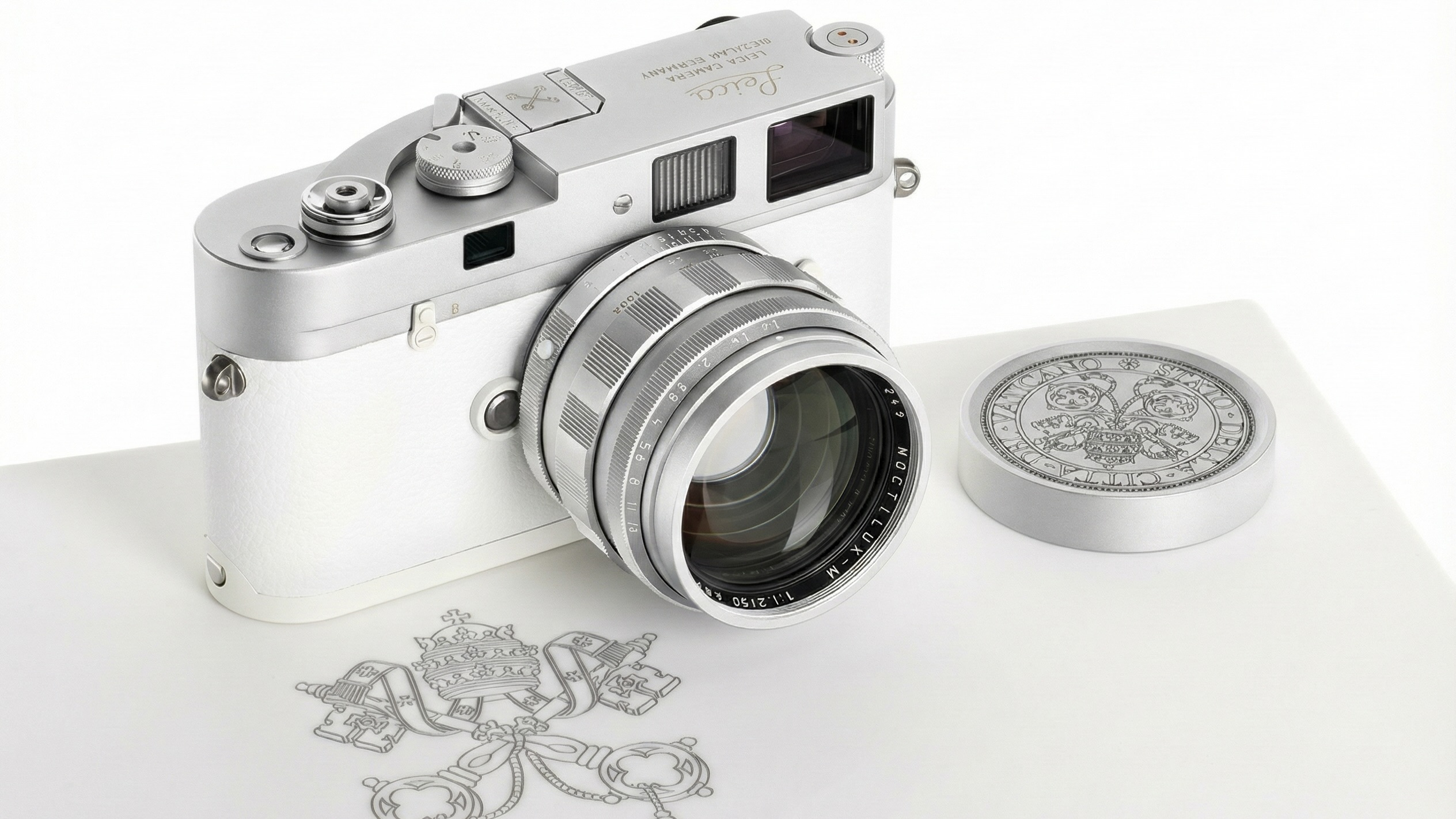 كاميرا البابا فرانسيس.. من يده إلى مزاد بملايين الدولارات