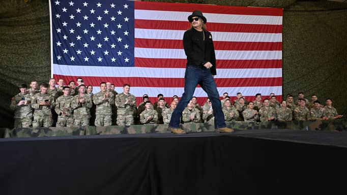 "تحية الأباتشي".. إيقاف طيارين بعد عرض جوي فوق منزل كيد روك