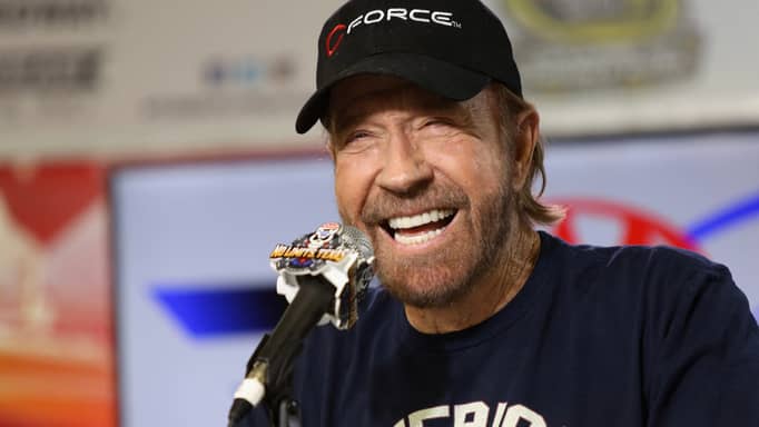 وفاة نجم أفلام الحركة تشاك نوريس عن 86 عاما