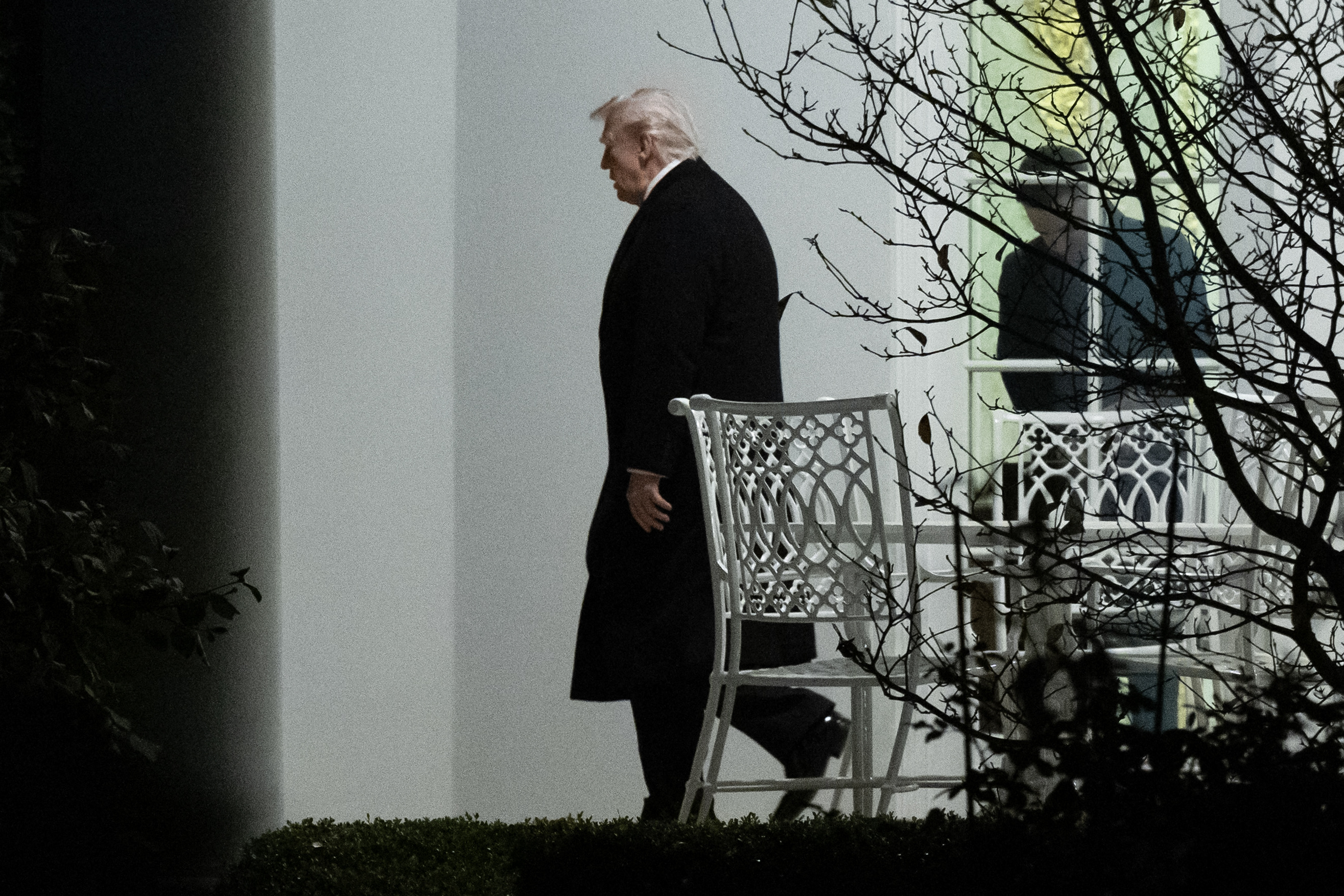 طمأنة ترامب لا توقف الهزة.. هل تمتد فقاعة الـAI إلى جيبك؟