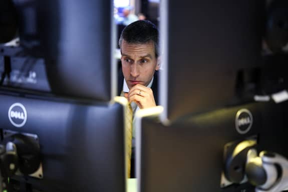 الذهب يتماسك.. لكن الحرب والنفط يخنقان الصعود