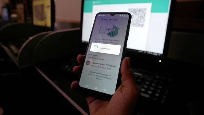 أسسها إيهود باراك.. واتساب يتهم شركة إسرائيلية بالتجسس على مستخدميه