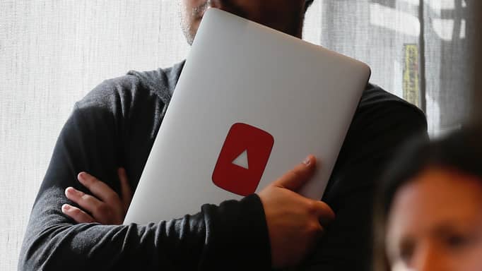 خوفا من "الإنترنت المظلم".. بريطانيا تسمح بـ"السوشيال ميديا" للمراهقين