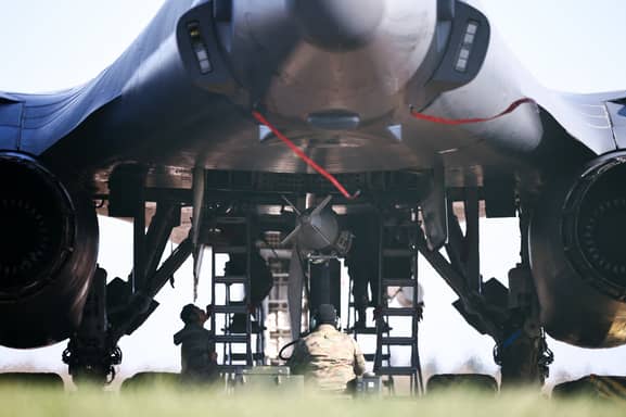 ترامب يقصف "خرج" ويهدد شريان نفط إيران