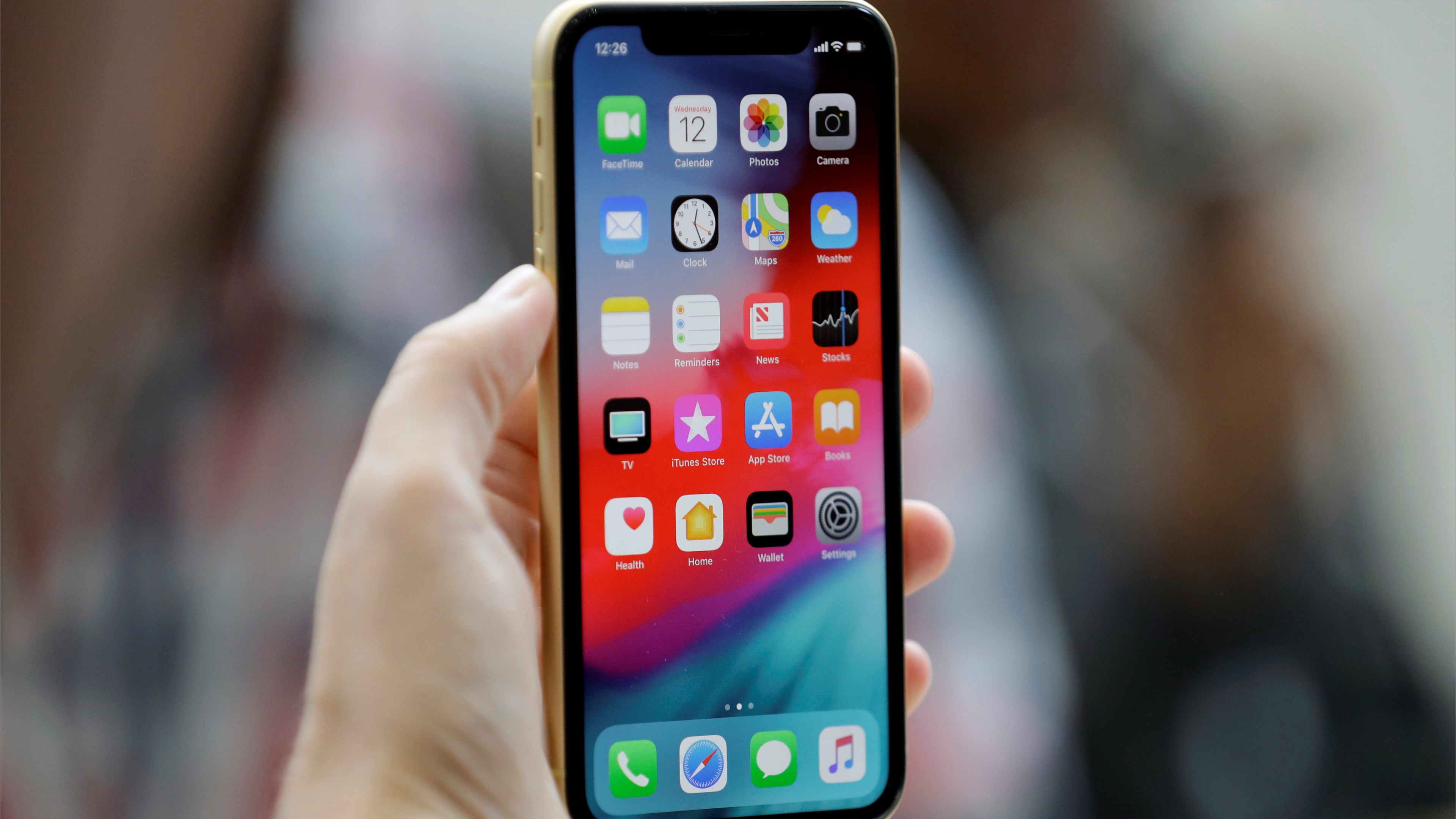 الذكاء الاصطناعي يهدد عرش الآيفون