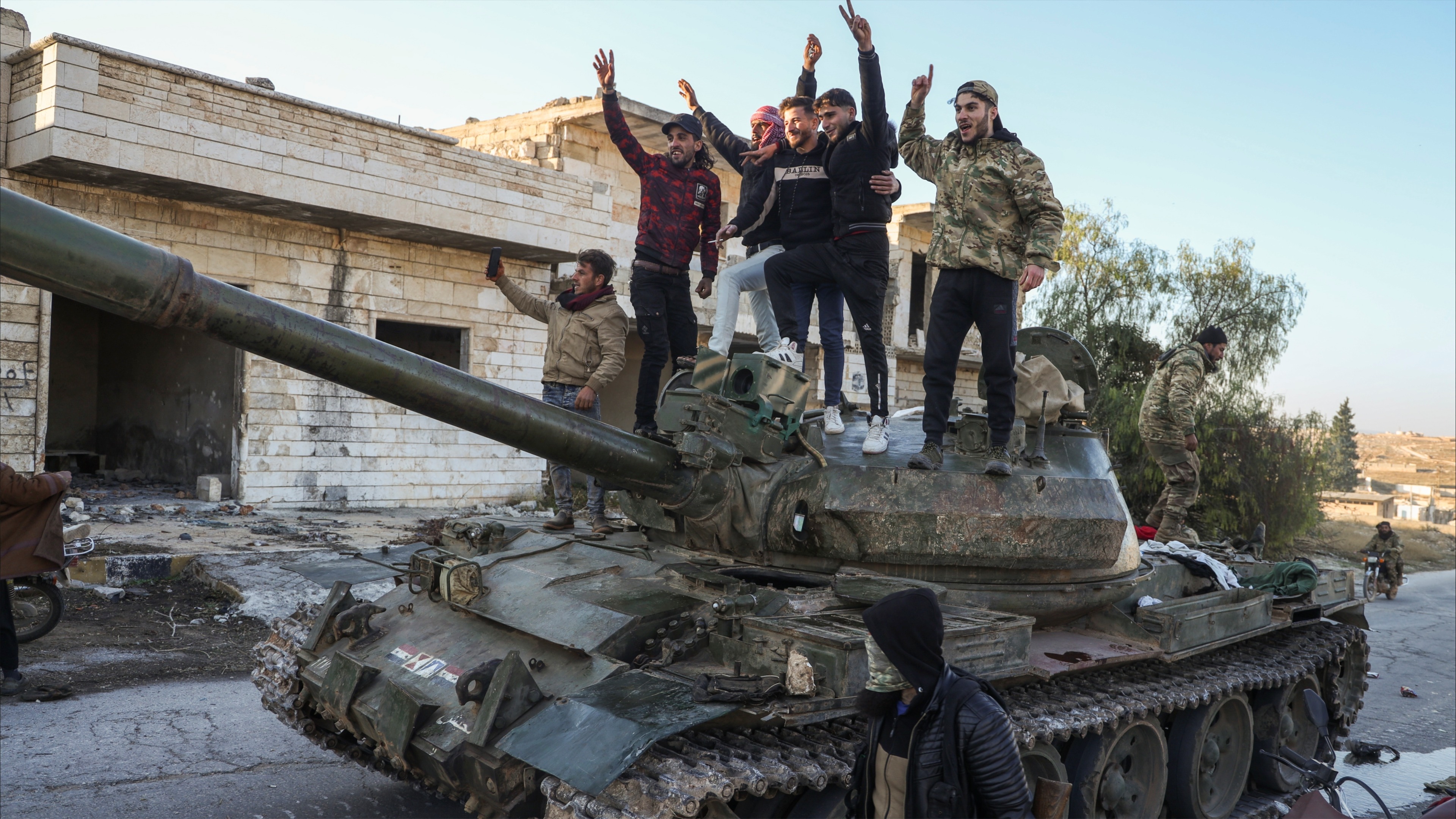 هل يحوّل الجولاني الجيش السوري إلى "حرس ثوري"؟