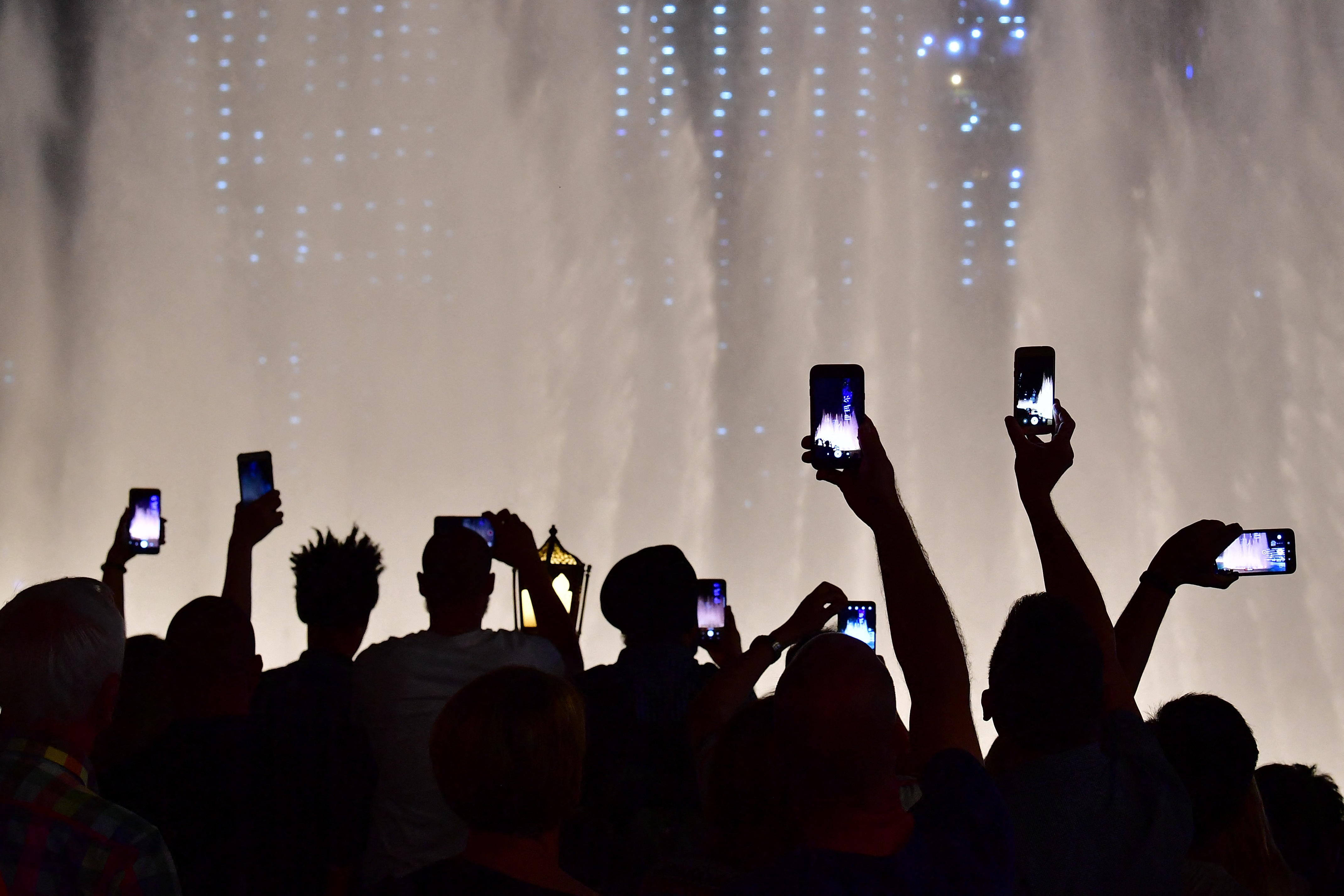 "نافورة دبي" ترقص مجددا بعروض خيالية