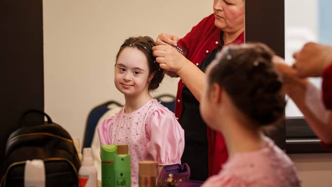 عرض أزياء يحتفي بـ"كروموسوم الحب"