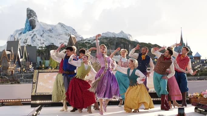 جبل جليدي في قلب باريس.. مملكة Frozen تفتح أبوابها بـ2 مليار دولار