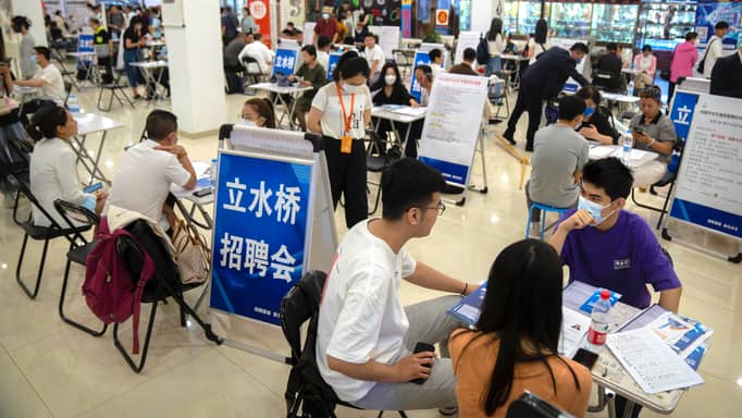 الصين تواجه "تسونامي الـAI" بخطة عاجلة لإنقاذ سوق العمل