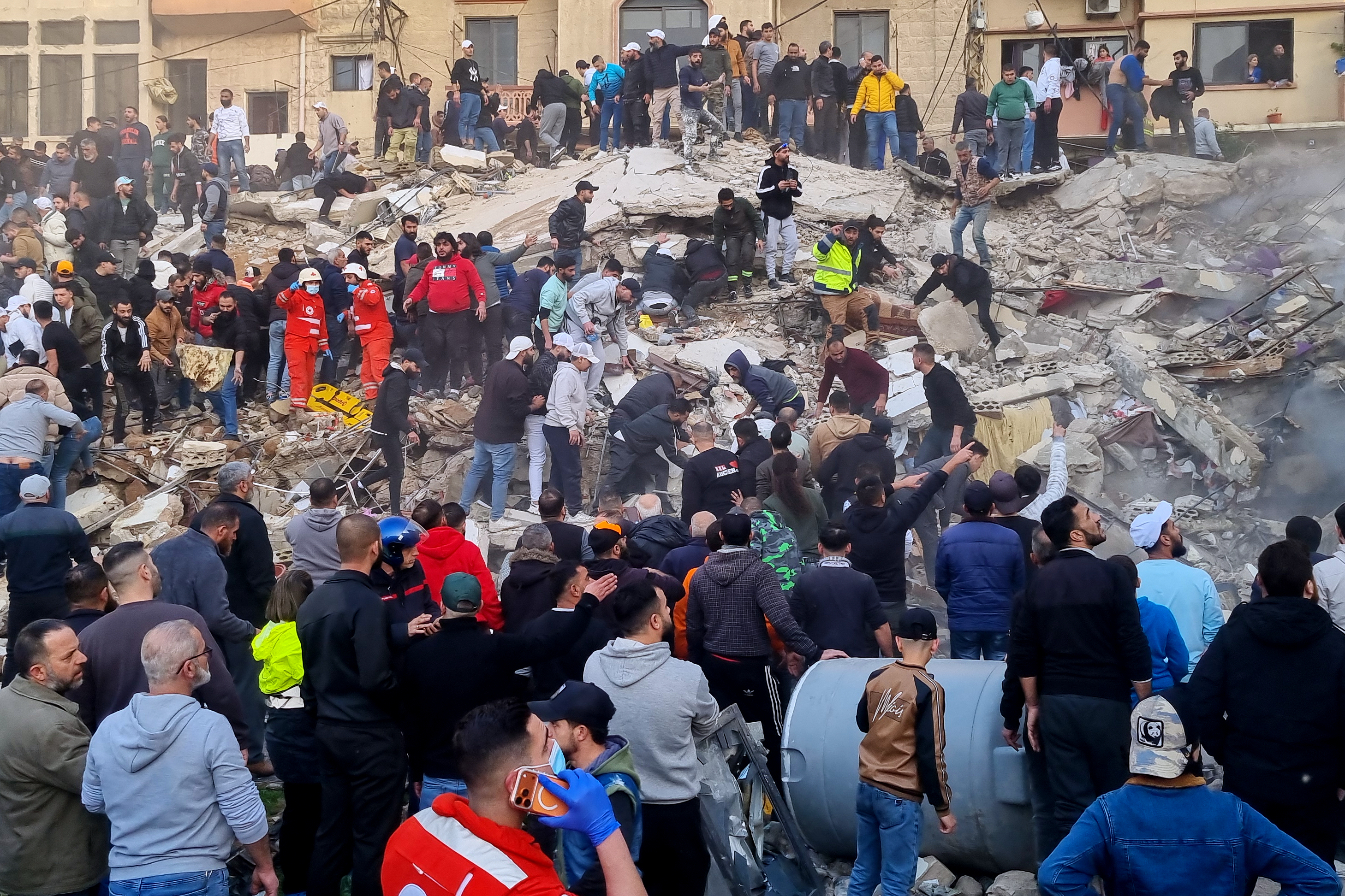 قتلى بانهيار مبنى ثان.. طرابلس اللبنانية تحت "ركام الإهمال"