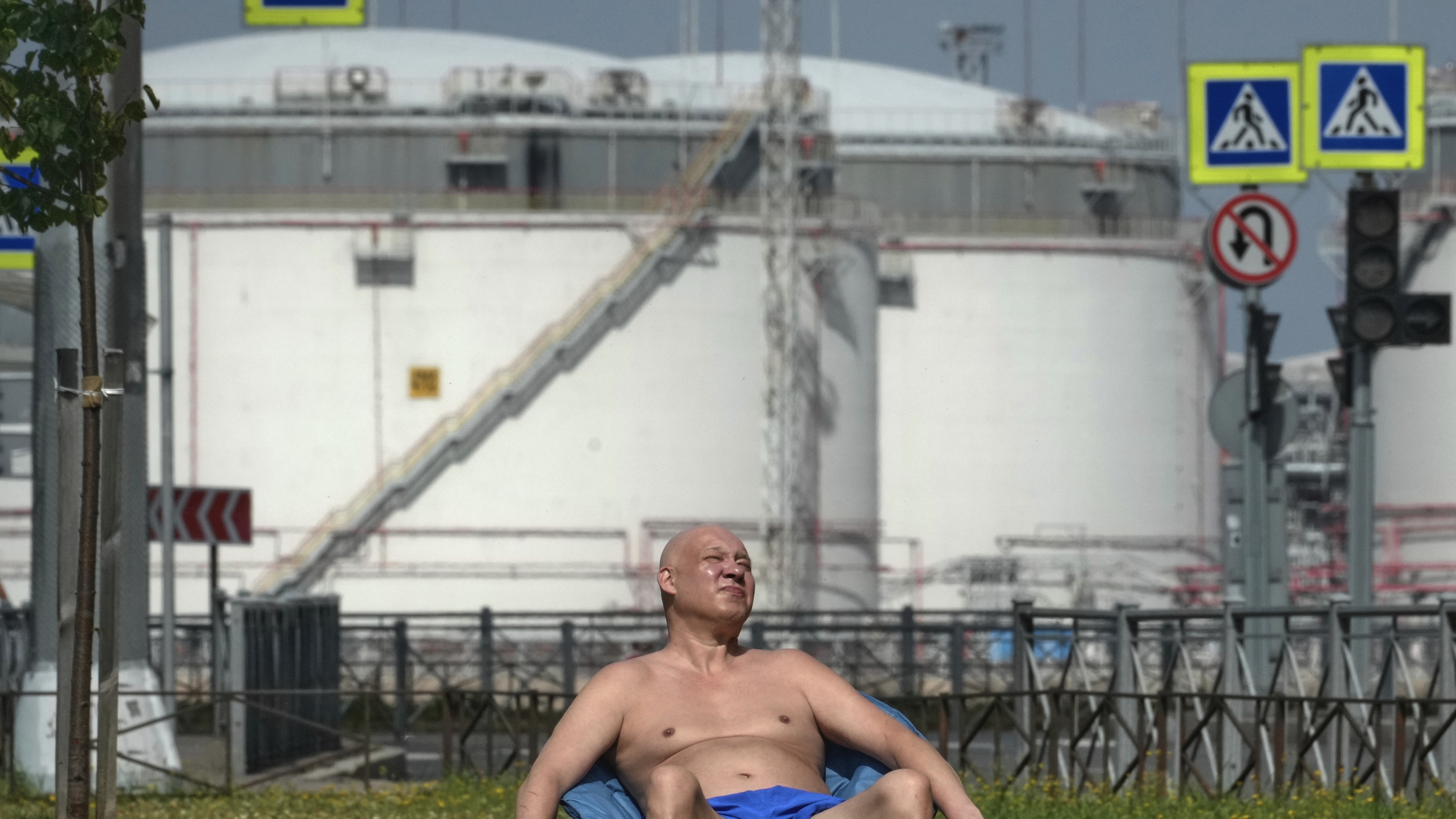 تعاقبها ولا تستغني عنها.. لماذا تدفع أوروبا 5 مليارات دولار لروسيا؟