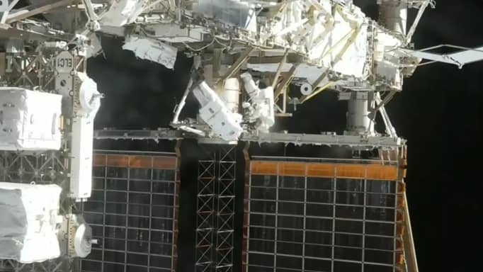 بعد تأجيل.. رائدا فضاء ينجزان مهمة خارج محطة الفضاء الدولية