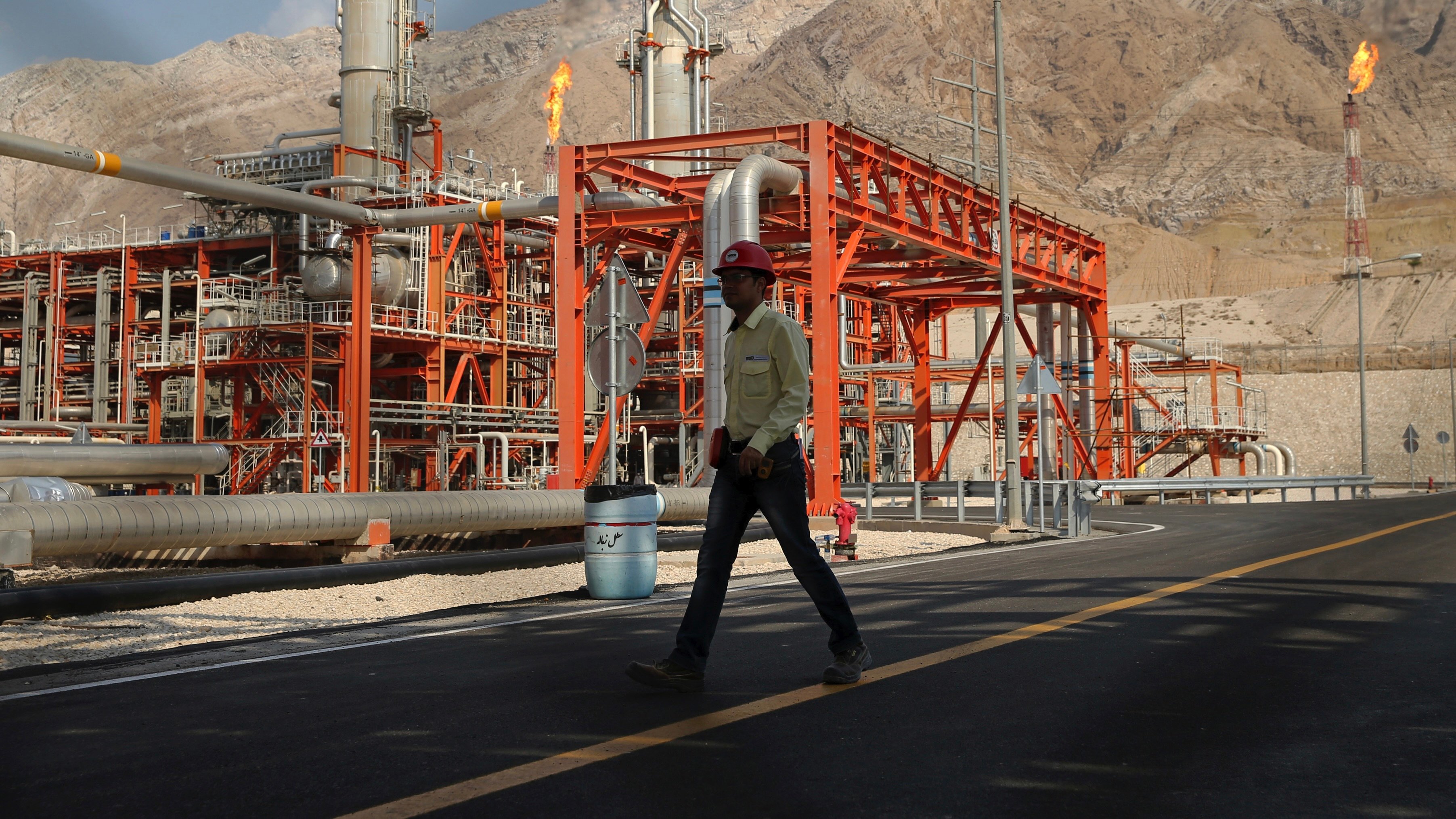 كيف يمكن لسوق النفط امتصاص احتمالية خروج منشآت إيران من الخدمة؟