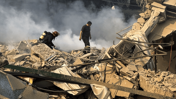 بين القصف وانقطاع الإنترنت.. كيف يعيش الإيرانيون أيام الحرب؟