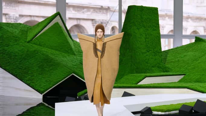 "جبال في اللوفر".. لوي فيتون وMiu Miu تدخلان عصر الخيال العلمي