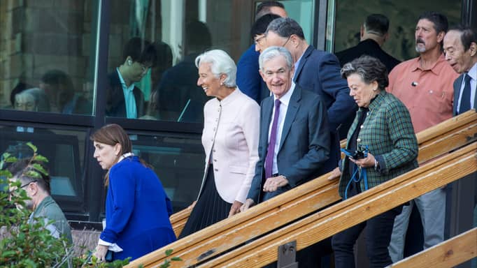 ترامب يهزّ عرش الفيدرالي.. والعالم يحبس أنفاسه