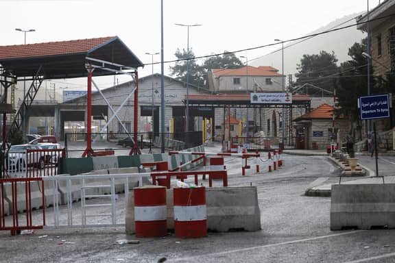 إسرائيل تقطع "شريان لبنان البري"